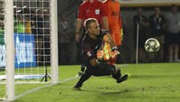 Di babak tos-tosan, kiper Barca Jasper Cillessen menjadi pahlawan dengan menahan satu tendangan pemain Tottenham, Anthony Georgiou. Barca pun menang 5-3. (Foto: Victor Decolongon/Getty Images)