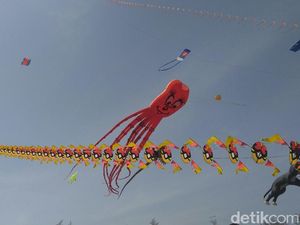 Foto: Serunya Festival Layang-layang di Pantai Purworejo