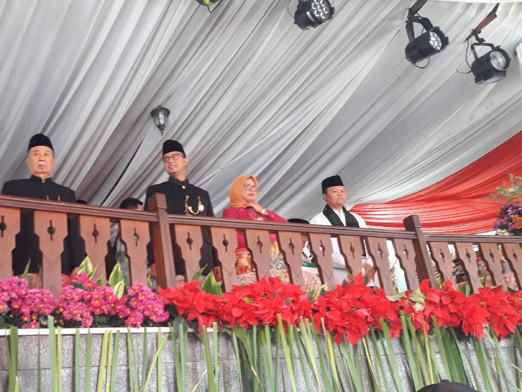 Anies dan HNW Hadiri Lebaran Betawi di Setu Babakan Anies dan HNW Hadiri Lebaran Betawi di Setu Babakan