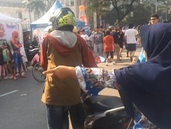 Video Emak-emak Usir Pemotor yang Terobos CFD