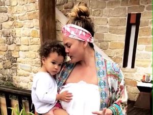 Chrissy Teigen Kenalkan Gamelan ke Anak Saat Liburan ke Bali