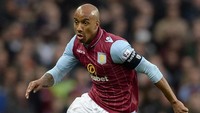 Di akhir musim 2014/2015, di tengah santernya spekulasi masa depan, Fabian Delph menegaskan bakal tetap setia bersama Aston Villa dan takkan pindah ke klub lain. Cuma hitungan hari, Delph telah resmi bergabung ke Manchester City. (Foto: Gareth Copley/Getty Images)