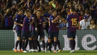 Clement Lenglet (15) ikut merayakan gol Barca ke gawang Tottenham. Bek berusia 23 tahun itu juga tengah menjalani debutnya. (Foto: Victor Decolongon/Getty Images)