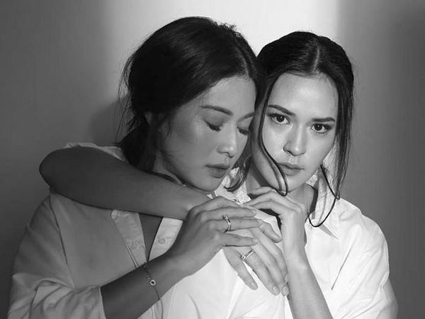 Hitam Putih ala Raisa dan Dian Sastrowardoyo