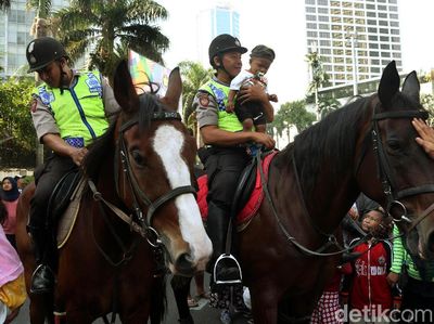 Seru Banget, Anak-anak Naik Kuda Patroli Polisi di CFD