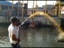 Kagama DKI Turun Tangan Hilangkan Bau Kali Item: Semprotkan Microba