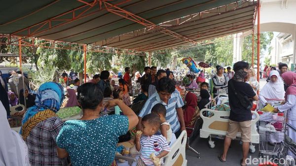 Potret Korban Gempa NTB Dirawat di Halaman Rumah Sakit
