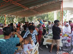 Potret Korban Gempa NTB Dirawat di Halaman Rumah Sakit