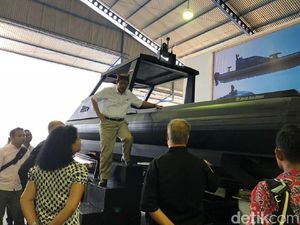 Di Banyuwangi, Luhut Kunjungi Pabrik Tank Boat Antasena