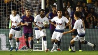 Dua menit berselang, giliran Georges-Kévin NKoudou yang bikin gol untuk Tottenham. Ia juga memanfaatkan kemelut di depan gawang Barca. Skor 2-2 bertahan hingga 90 menit dan laga dilanjutkan ke babak adu penalti. (Foto: Victor Decolongon/Getty Images)
