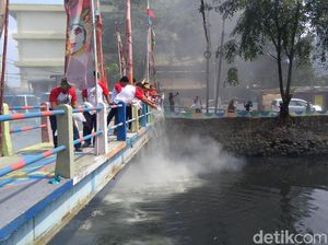 500 Kg Serbuk Penghilang Bau Ditebar di Kali Item