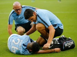 Dalam keadaan tertinggal 0-2, City justru harus kehilangan Riyad Mahrez yang mengalami cedera. Ia ditarik keluar di menit ke-28. (Foto: Michael Reaves/Getty Images)