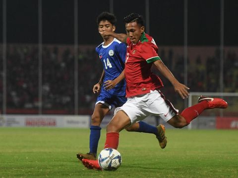 Pesepak bola Indonesia U-16 Mochamad Yudha Febrian (kanan) berusaha menendang bola dan dihalangi pesepak bola Filipina U-16 Florenz Carlos  (kiri) dalam laga penyisihan grup A Piala AFF U-16 di Gelora Delta Sidoarjo, Sidoarjo, Jawa Timur, Minggu (29/7). ANTARA FOTO/Zabur Karuru/ama/18