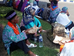 Calon Haji Bojonegoro Kleleran di Taman Pendopo, Ini Kata Kasi Haji