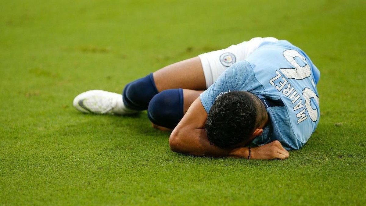 Riyad Mahrez mengalami cedera saat Manchester City menghadapi Bayern Munich, Minggu (29/7). (Foto: Michael Reaves/Getty Images)