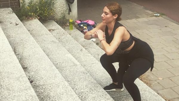 8 Cara Unik Olahraga Naik Tangga, Bisa Sambil Gendongan Juga Lho!