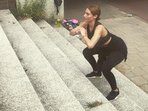 8 Cara Unik Olahraga Naik Tangga, Bisa Sambil Gendongan Juga Lho!