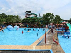 Serunya Main Ombak di Kolam Waterpark Purbalingga