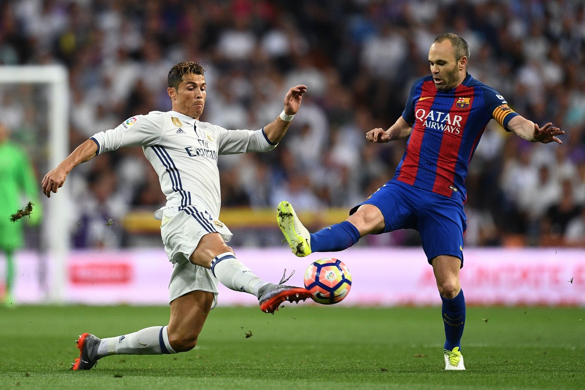 Duel Cristiano Ronaldo dan Andres Iniesta di El Clasico. Foto: David Ramos/Getty Images