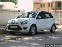 Mau Mesin Mobil Awet? Jangan Sering-sering Parkir di Luar Rumah