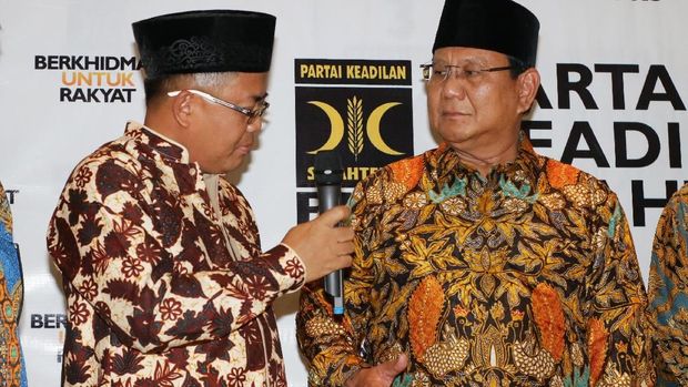 PRABOWO BERTEMU PRESIDEN PKS Presiden PKS Sohibul Iman (kiri) bersama Ketua Umum Partai Gerindra Prabowo Subianto (kanan) memberikan keterangan pers seusai melakukan pertemuan di DPP PKS, Jakarta, Senin (30/7). Pertemuan tersebut untuk membahas hasil dari penyampaian Ijtima Ulama dan Tokoh Nasional yang menunjuk Prabowo Subianto sebagai Calon Presiden 2019 serta Ketua Majelis Syuro PKS Salim Segaf Aljufri dan Ustaz Abdul Somad sebagai Cawapres. ANTARA FOTO/Rivan Awal Lingga/foc/18.