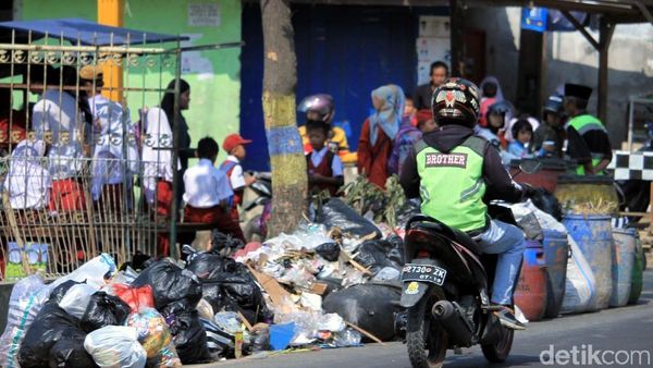 Sampah Menumpuk di Kabupaten Bandung Sambut Asian Games 2018
