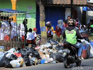 Sampah Menumpuk di Kabupaten Bandung Sambut Asian Games 2018