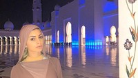 Melanie berdandan cantik saat mengunjungi sebuah masjid di Dubai dalam rangkaian liburannya ke kota itu. (Instagram @melaniedacruzzoff)