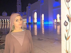 Melanie berdandan cantik saat mengunjungi sebuah masjid di Dubai dalam rangkaian liburannya ke kota itu. (Instagram @melaniedacruzzoff)
