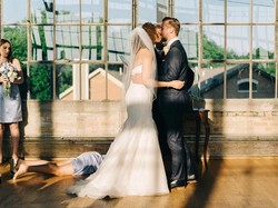 Ada yang Janggal, Netizen Heboh Lihat Foto Pernikahan Romantis Ini