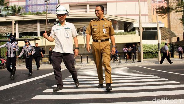 Anies Jajal Pelican Crossing di Jalan Thamrin