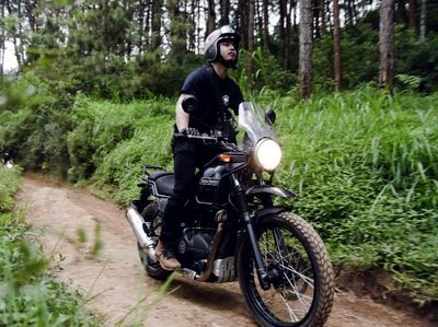 Foto: Aksi Derby Romero Touring Motor Menerabas Bromo