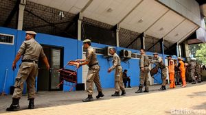 Bersih-bersih Gor Bulungan Jelang Asian Games