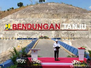 Tampil Simpel, Jokowi Resmikan Bendungan Tanju di NTB