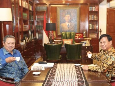Gaya SBY Nikmati Kopi Hambalang Suguhan Prabowo