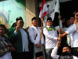 Cak Imin Sambut Santri yang Jalan Kaki Ciamis-Jakarta