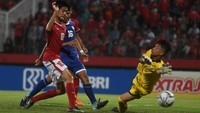 Indonesia unggul 4-0 berkat gol sundulan Sutan Zico pada awal babak kedua. Rendy Juliansyah kemudian memperbesarnya menjadi 5-0. Foto: Zabur Karuru/Antara Foto