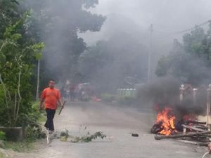 Bentrok di Jambi, Banyak Motor Dibakar di Jalanan Bentrok di Jambi, Banyak Motor Dibakar di Jalanan