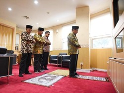 Salim Segaf Imami Salat Asar, Prabowo Jadi Makmum