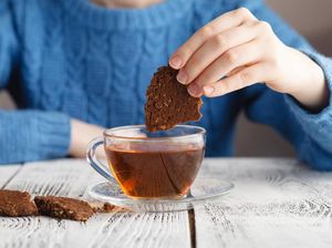 Celup Biskuit dalam Teh Ternyata Dianggap Etika Buruk Saat di Kantor