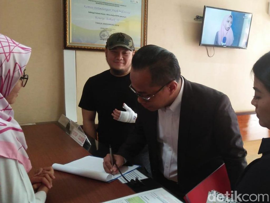 Anak Trauma, Ronny yang Mengaku Dipukul Herman Hery Lapor ke KPAI Anak Trauma, Ronny yang Mengaku Dipukul Herman Hery Lapor ke KPAI