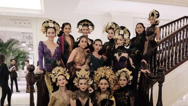 Ayu Tenan, Gaya Para Puteri Indonesia Reunian di Fashion Show Anne Avantie