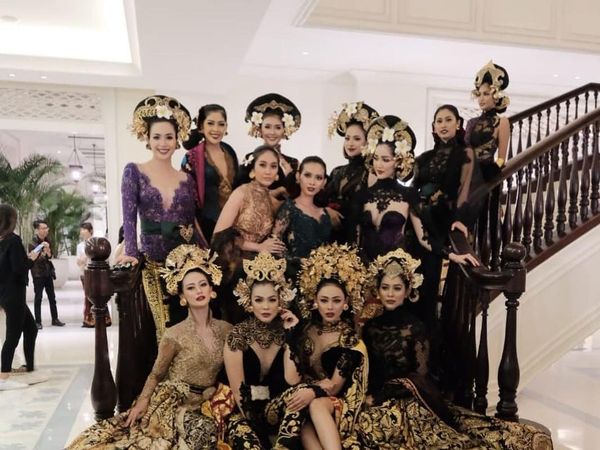 Ayu Tenan, Gaya Para Puteri Indonesia Reunian di Fashion Show Anne Avantie