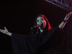 Kikan Pandu Penonton Guns N Roses Nyanyikan Indonesia Raya Kikan Pandu Penonton Guns N Roses Nyanyikan Indonesia Raya