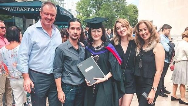 Kimberly Ryder saat wisuda.
