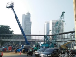 Jelang Pembongkaran JPO Bundaran HI, 8 Alat Berat Bersiaga