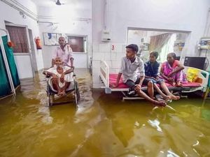 UGD Rumah Sakit Terendam Saat Banjir Dahsyat Landa India