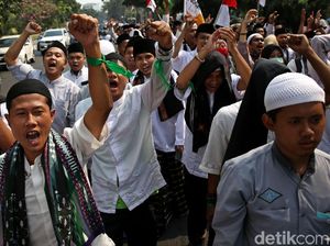 Dukung Cak Imin, Ratusan Santri Jalan Kaki dari Ciamis-Jakarta