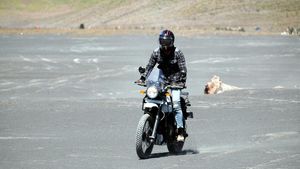 Aksi Si Ganteng Dikta Yovie & Nuno Touring Motor di Bromo