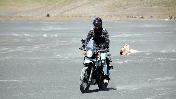 Aksi Si Ganteng Dikta Yovie & Nuno Touring Motor di Bromo